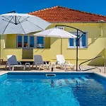 Vakantiehuis Two-bedroom In Sokusan Sukošan