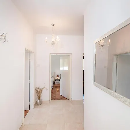 Two-bedroom In Sokusan Ferienhaus Sukošan