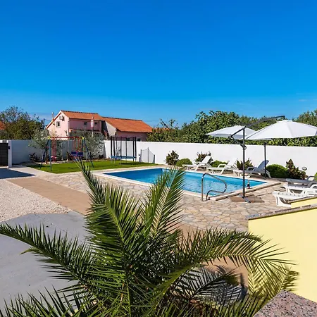 Cozy In With Outdoor Swimming Pool Ferienhaus *